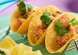 Unos apetecibles tacos de pollo con guacamole.