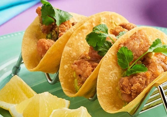 Unos apetecibles tacos de pollo con guacamole.