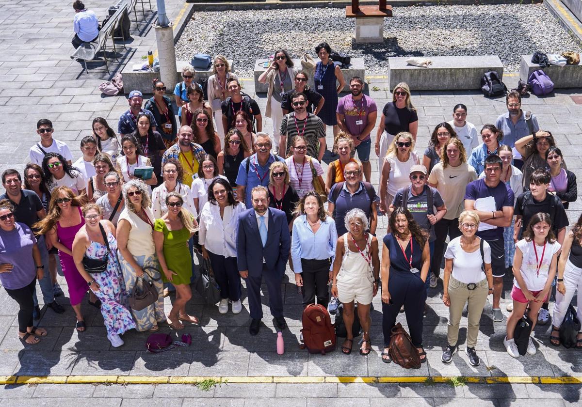 Foto de familia de los alumnos extranjeros que estudian en el campus de la UIMP en Las Llamas.