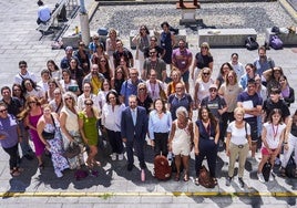 Foto de familia de los alumnos extranjeros que estudian en el campus de la UIMP en Las Llamas.