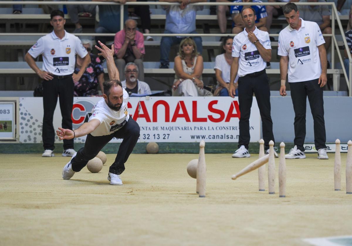 José Carlos Alonso birla para Los Remedios durante el partido de ayer en Maliaño.