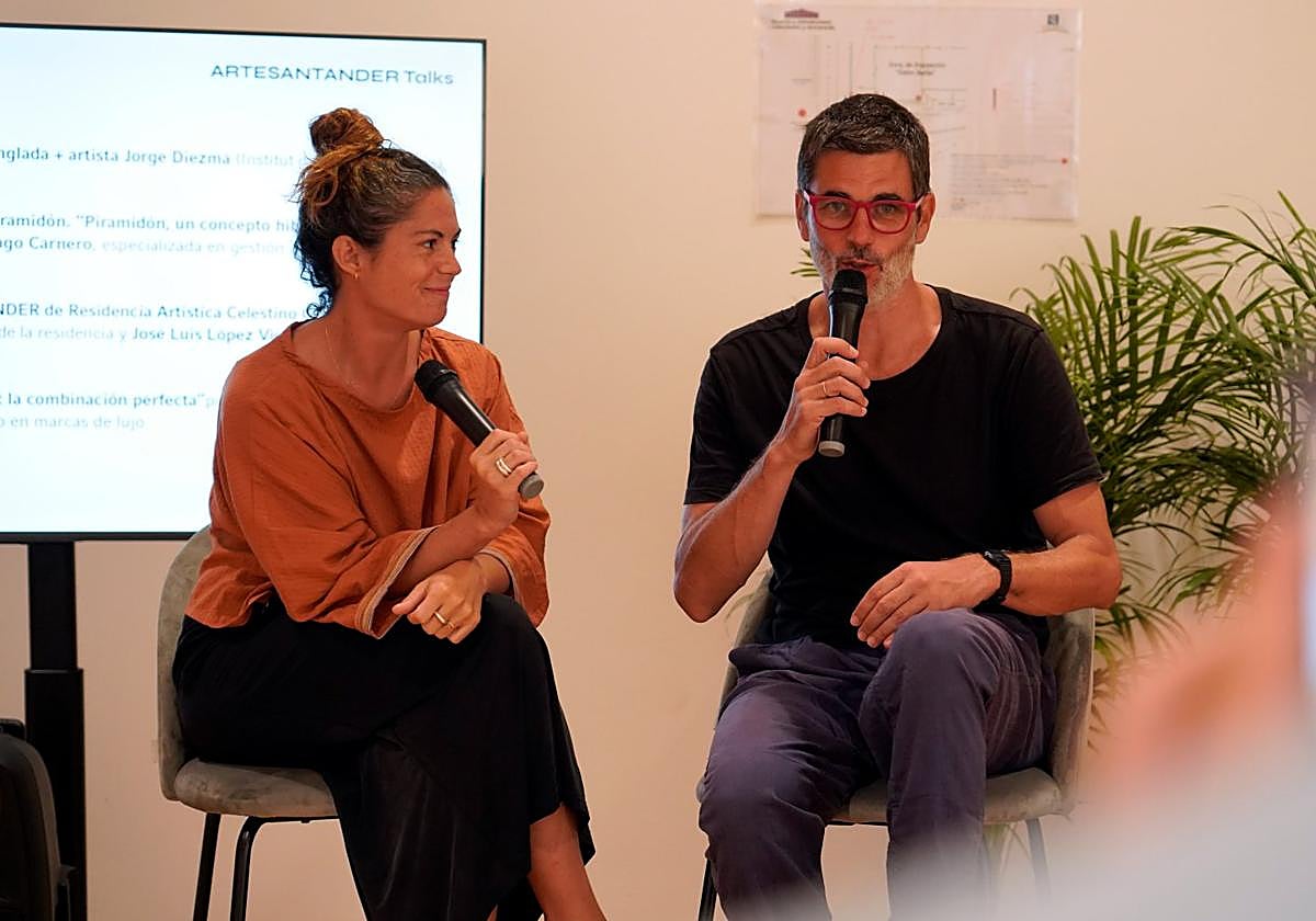 El pintor Jorge Diezma, junto a la comisaria Cristina Anglada, en la conversación con el público.