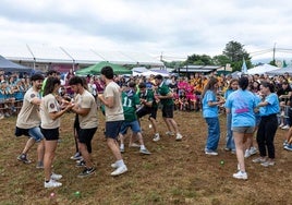 Varios peñistas, este domingo, participan en el campeonato de peñas de las fiestas de Revilla de Camargo.