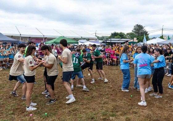 Varios peñistas, este domingo, participan en el campeonato de peñas de las fiestas de Revilla de Camargo.