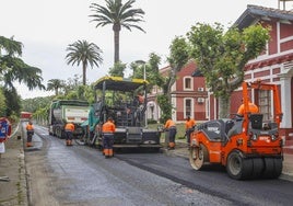Operarios trabajan en la reparación del firme en la calle Pablo Garnica, hace cuatro años, en Torrelavega.
