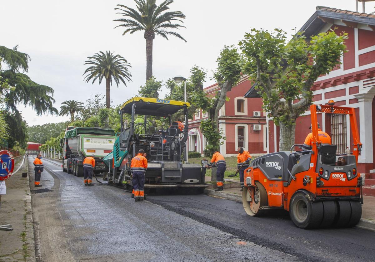 Operarios trabajan en la reparación del firme en la calle Pablo Garnica, hace cuatro años, en Torrelavega.