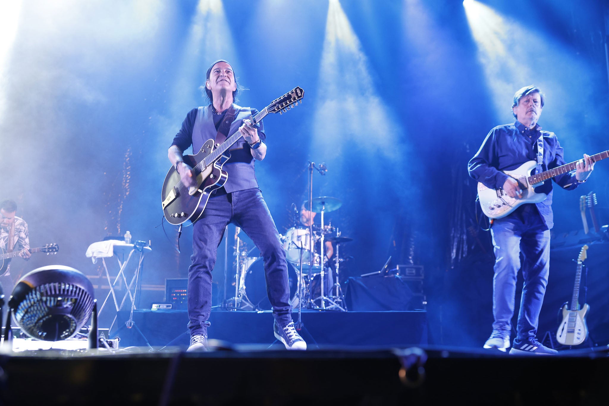 Javier Urquijo y su banda en un momento de la actuación de Viares, en la que no dejaron indiferente al público. 