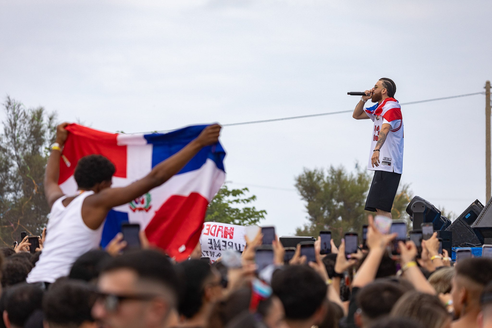 Fan alzando bandera de República Dominicana.