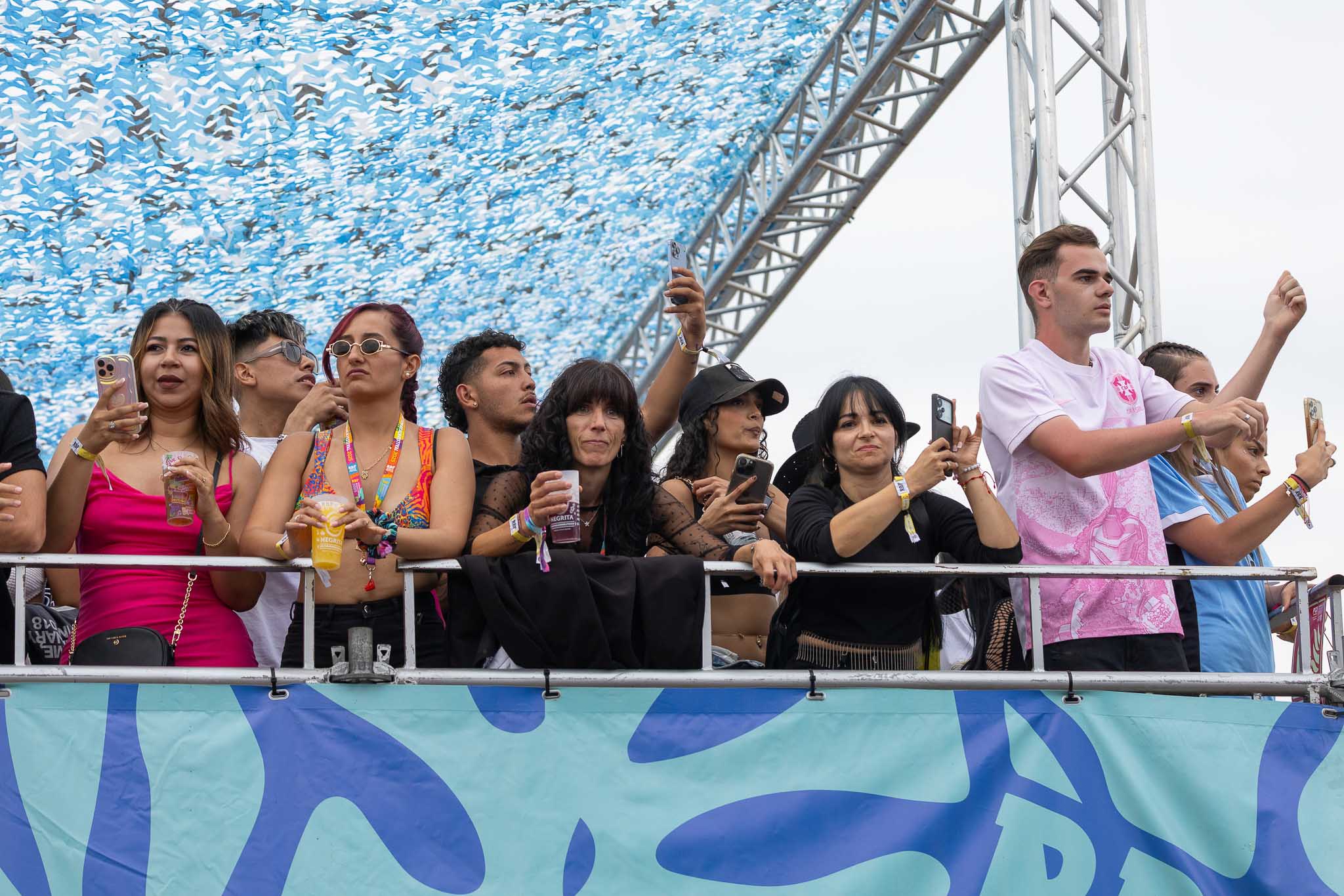 La zona VIP con gente disfrutando los espectáculos desde arriba.