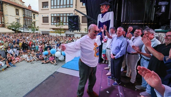 Un momento del multitudinario pregón en Comillas ofrecido por Antonio Resines, donde protagonizó un estriptis luciendo el escudo de la villa.