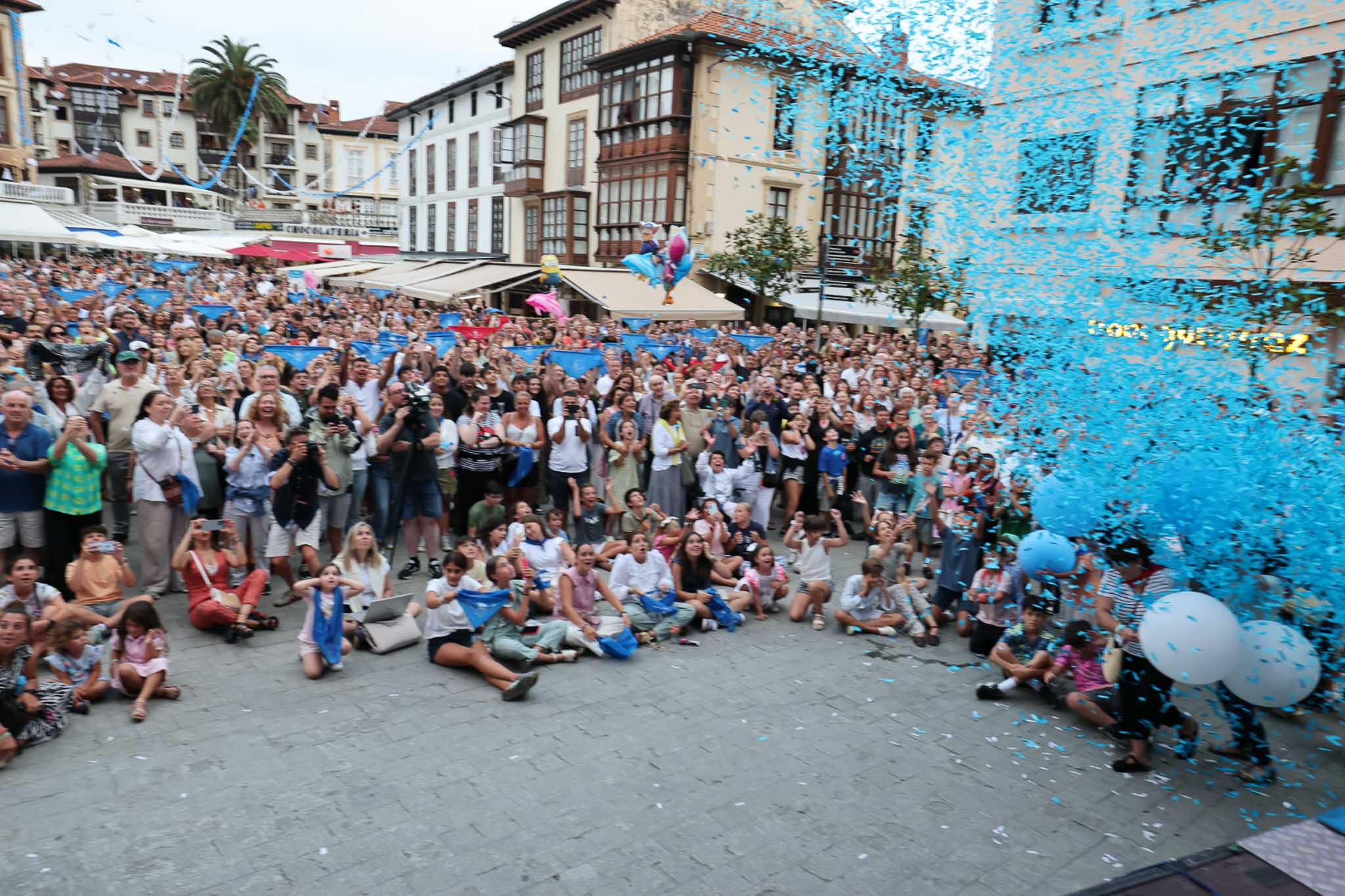 El chupinazo tiñó de confeti azul marinero las calles. 