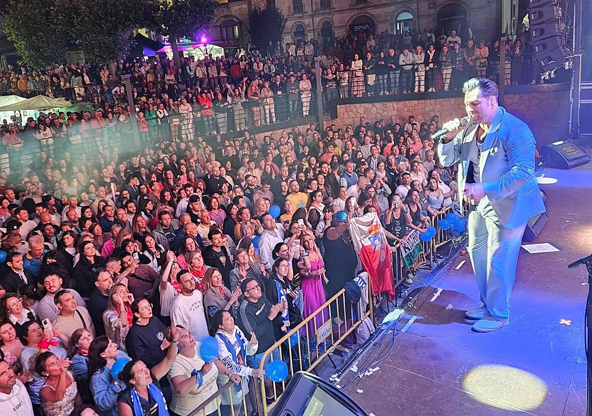 El cantante barquereño, sobre el escenario de Mataporquera.