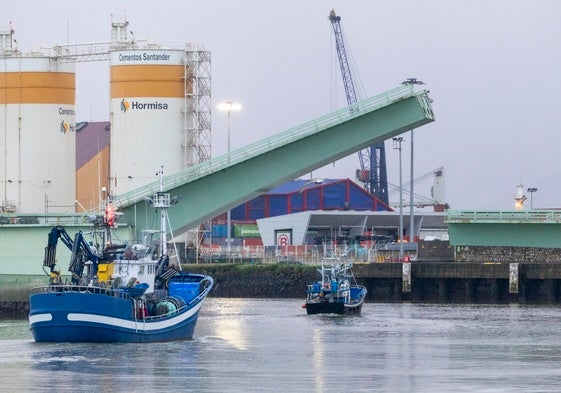 El puente levadizo de Raos, abierto para permitir la salida de barcos, en 2024.