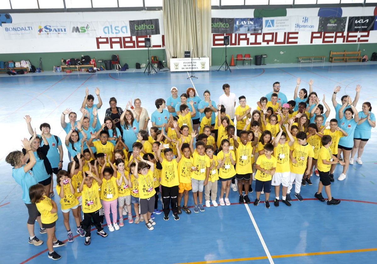 Parte de los niños inscritos en la categoría infantil del campamento junto a los monitores.
