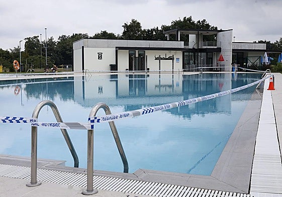 La piscina municipal de Tanos, que este domingo permaneció clausurada.