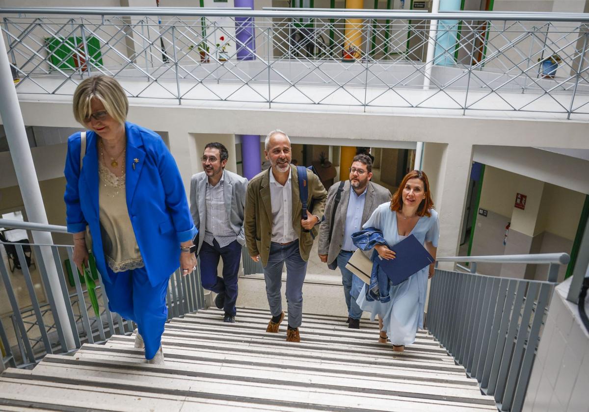 El consejero, Sergio Silva, accede a la reunión, junto a su equipo de la Consejería de Educación.