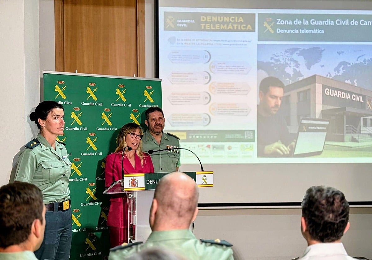 La delegada del Gobierno, Eugenia Gómez de Diego, junto al Coronel de la Guardia Civil en la presentación de la denuncia telemática.