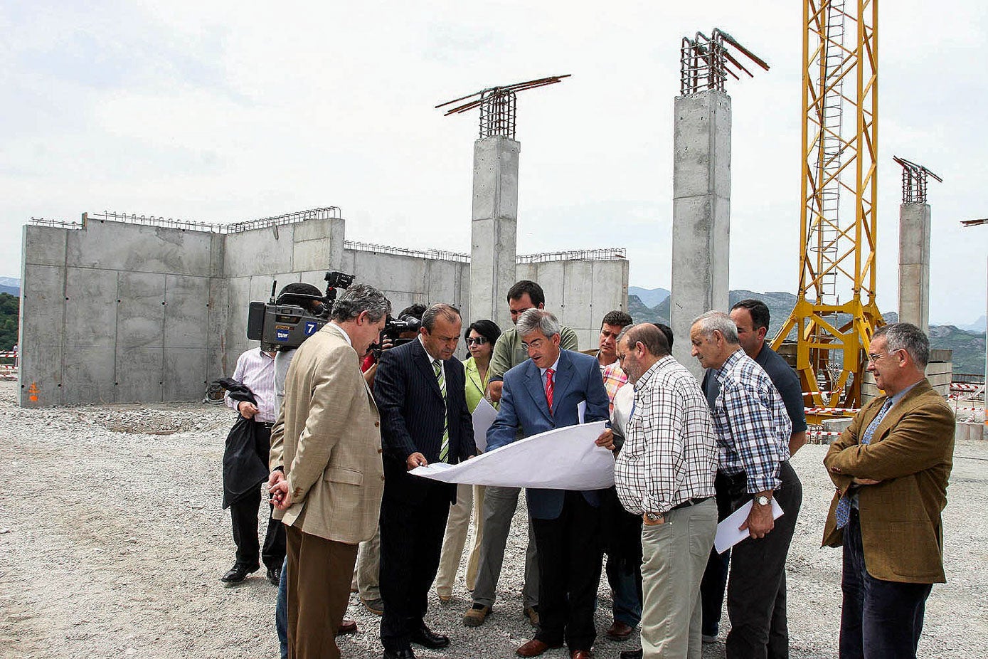 Javier López Marcano y Juan de Miguel (SIEC) durante una visita a las obras.