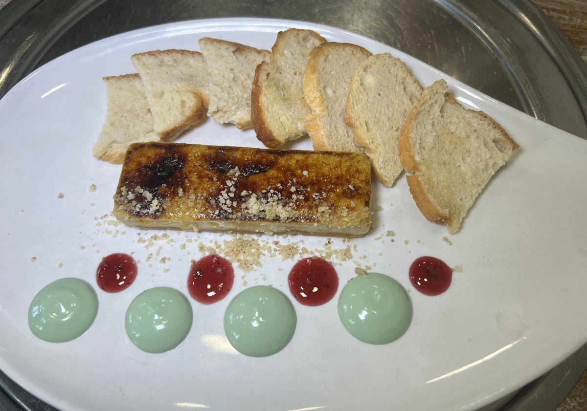 Imagen principal - Lingote de foie, turrón y yogurt de pistacho; parmentier, huevo y torreznos y cookie tres chocolates.