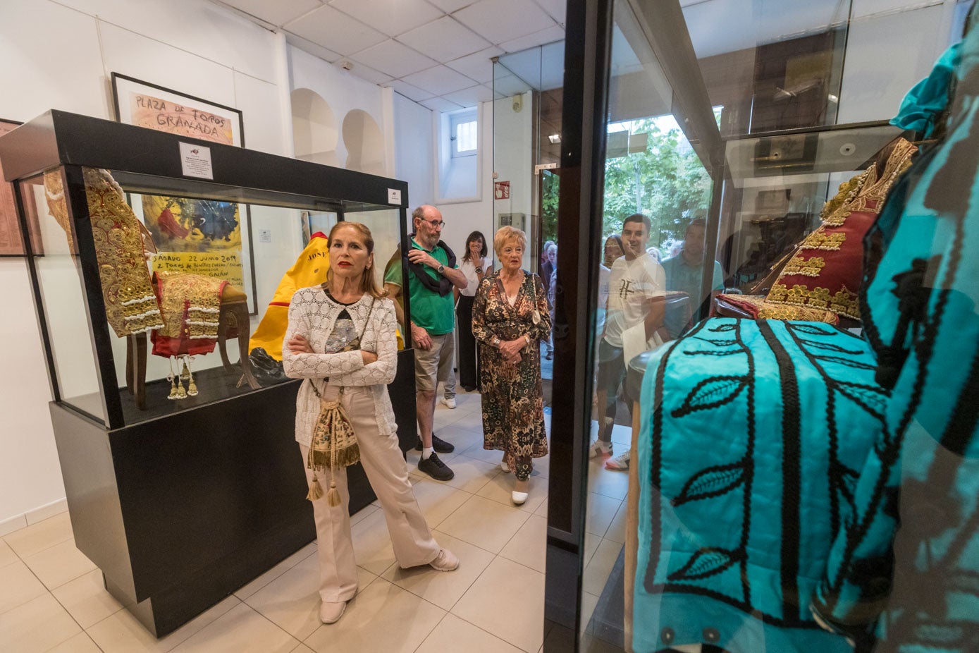 Asistentes a la reinauguración del Museo Taurino ante el traje de Juan Ortega y la muleta de José Tomás.