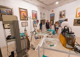 Visitantes en una de las salas del museo, que reabrió ayer sus puertas.