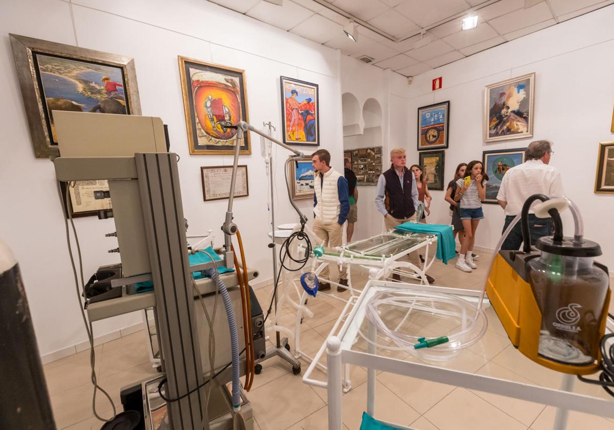 Visitantes en una de las salas del museo, que reabrió ayer sus puertas.