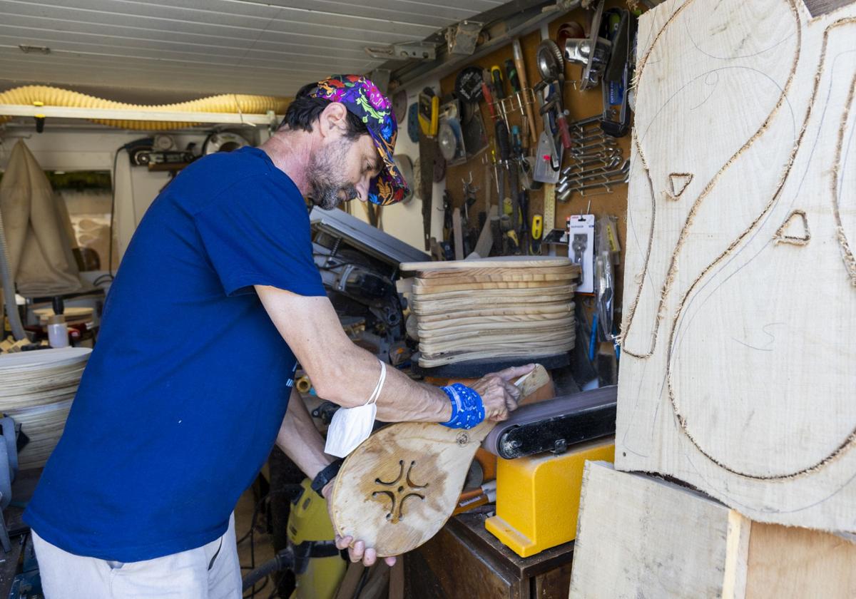 En su taller de Mogro, Millán Castellano realiza artesanalmente cada pala. Desde recortar su figura en un tablón hasta el último barniz.