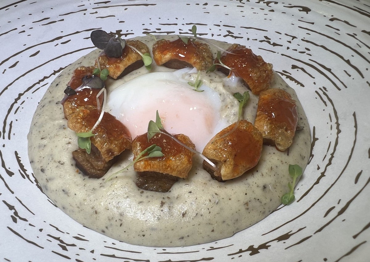 Imagen secundaria 1 - Lingote de foie, turrón y yogurt de pistacho; parmentier, huevo y torreznos y cookie tres chocolates.