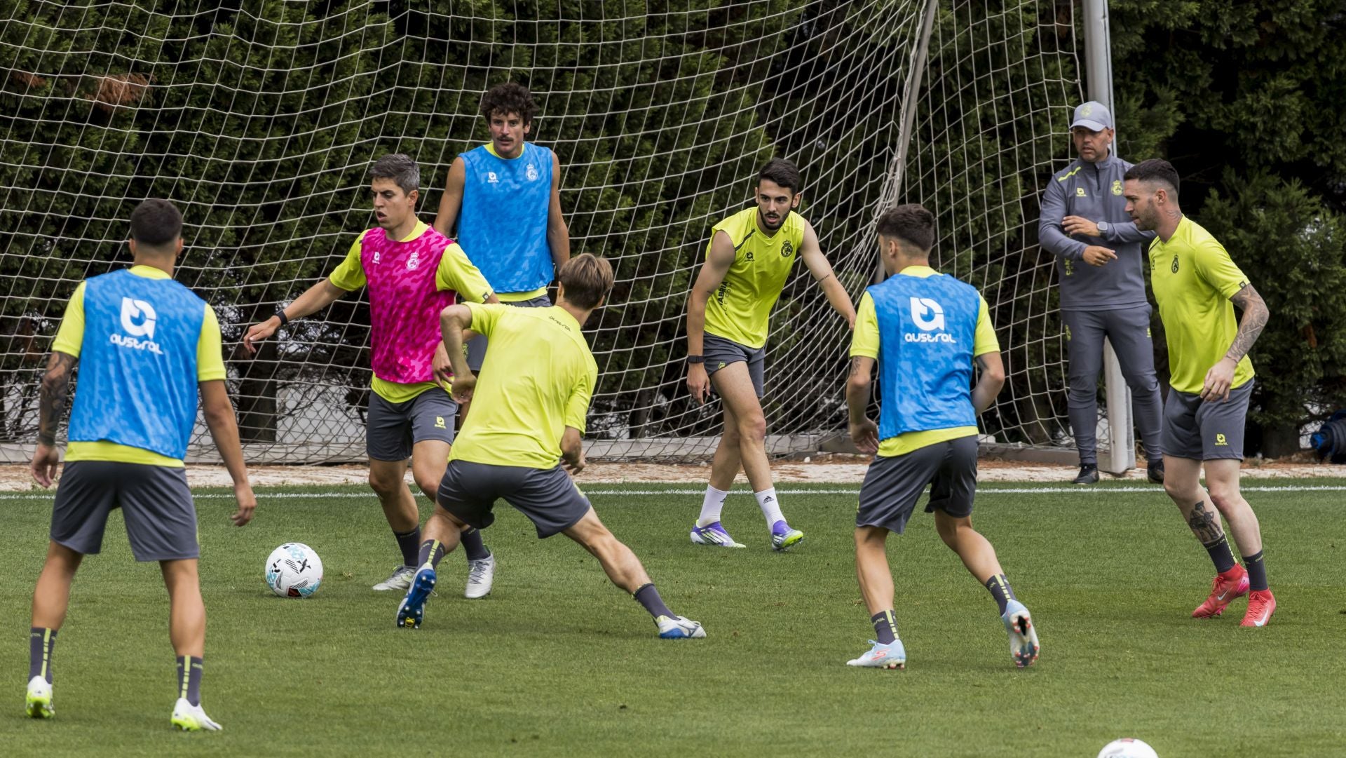 Íñigo Sainz-Maza se dispone a controlar el balón. El capitán es uno más tras superar su lesión de ligamento cruzado, que le tuvo en el dique seco prácticamente toda la temporada anterior.