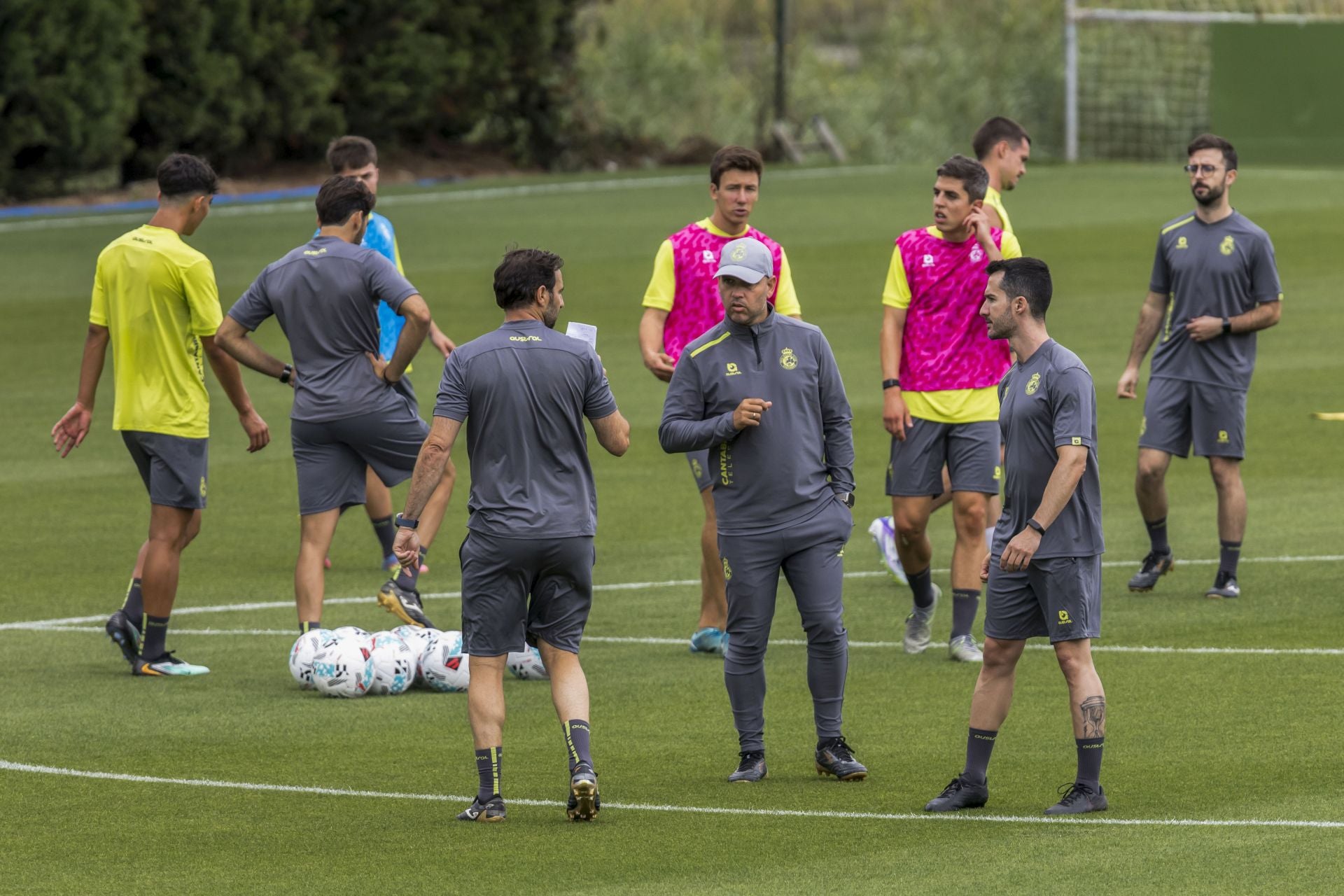 José Alberto da instrucciones durante la sesión.