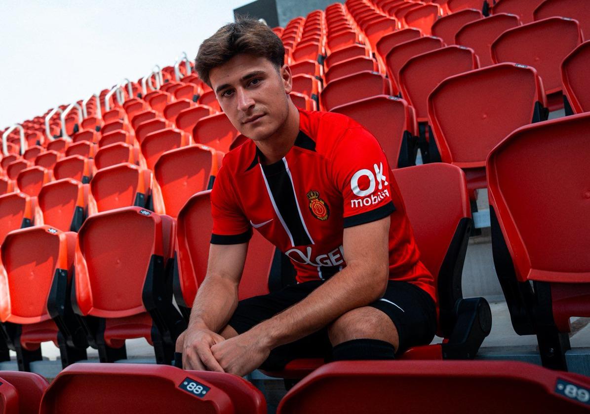 Pablo Torre, con la equipación del Mallorca, en la gradas de Son Moix.