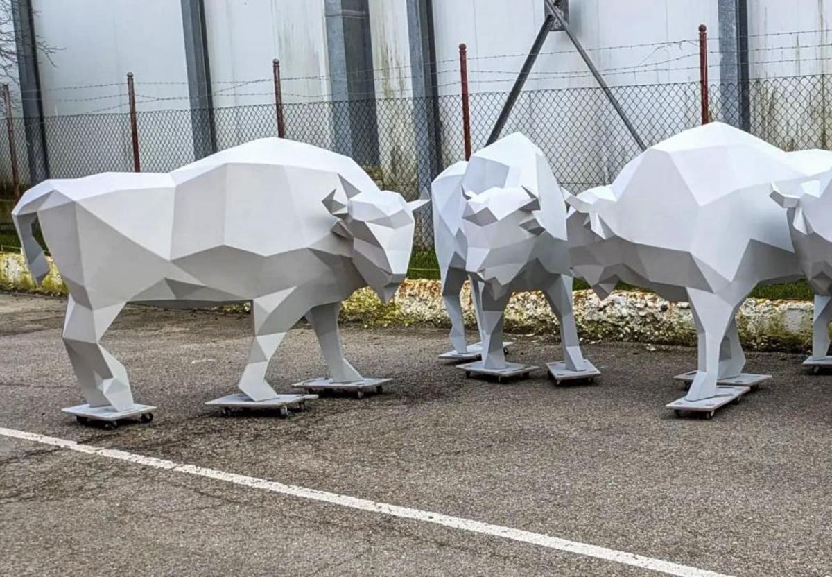 Los cinco bisontes, a falta de pintar, se encuentran en Torrelavega en una nave municipal.