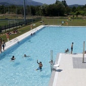 Bañistas durante un día de verano en la piscina de Tanos.