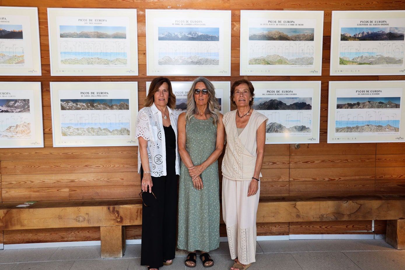 Marta, Carmen y María Higuera delante de parte de las láminas de la exposición y que realizó entre los años 1988 y 2001.