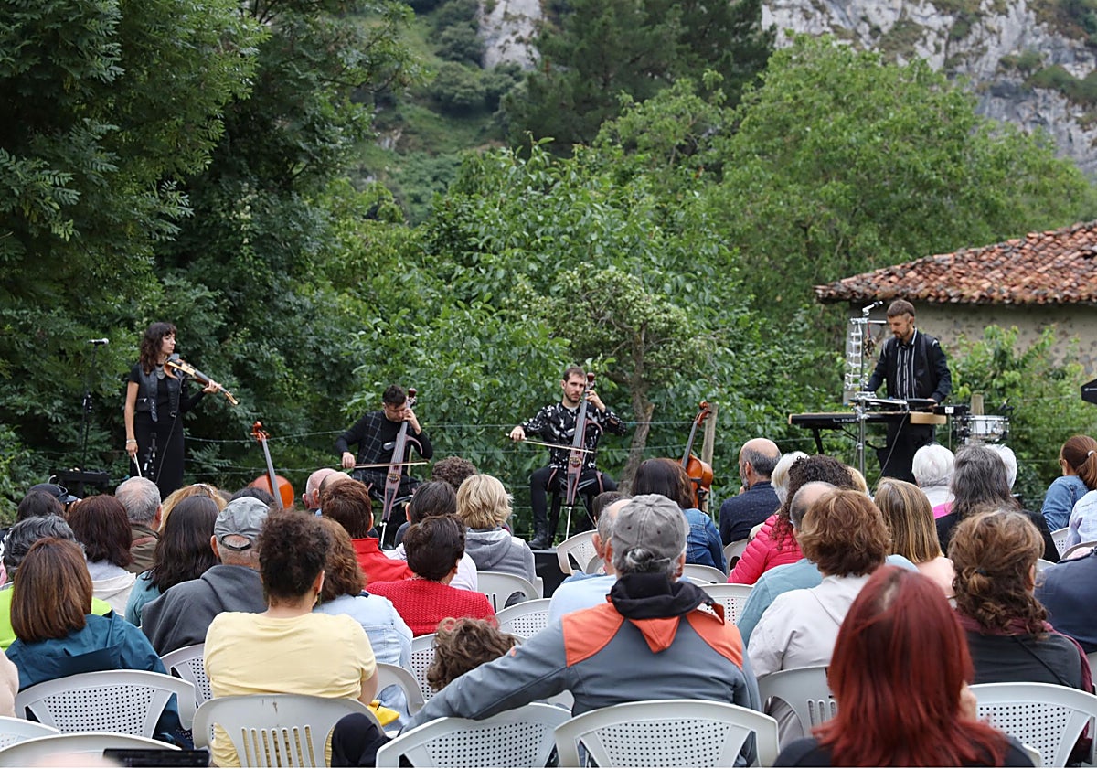 Imagen principal - Los músicos durante su actuación, el público camino del concierto bajo la música del acordeón y pandereta, y un vecino realizando el reto ciclista en una bicicleta Specialized