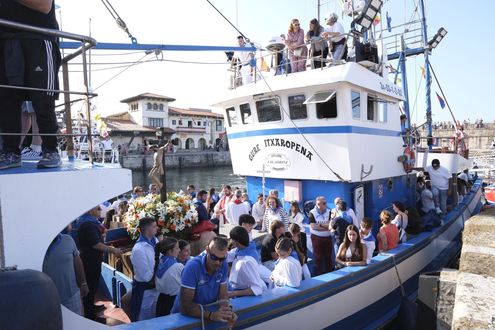 La imagen, ya en el barco, junto con los vecinos de Comillas.