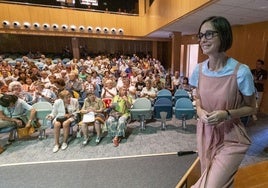 La escritora Inés Martín Rodrigo, a su llegada al Paraninfo de La Magdalena, en su regreso al ciclo de los Martes Literarios.