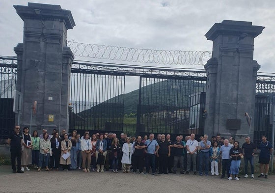 Trabajadores de El Dueso concentrados en la puerta de la prisión de Santoña.