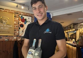 Alejandro Moreno, con el tequila propio, Hacienda Agave