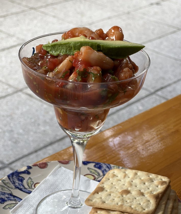 Imagen secundaria 2 - Tacos de cochinita pibil, nachos del patrón y un cóctel de camarón, algunas de las interesantes propuestas de Agave Azul.