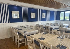 Comedor decorado con ambientación marinera.