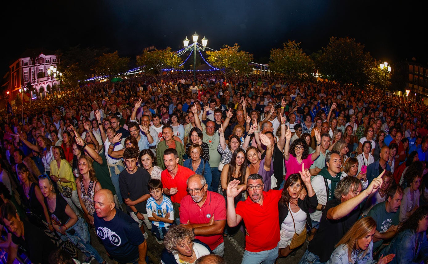 El público levanta las manos, emocionado.