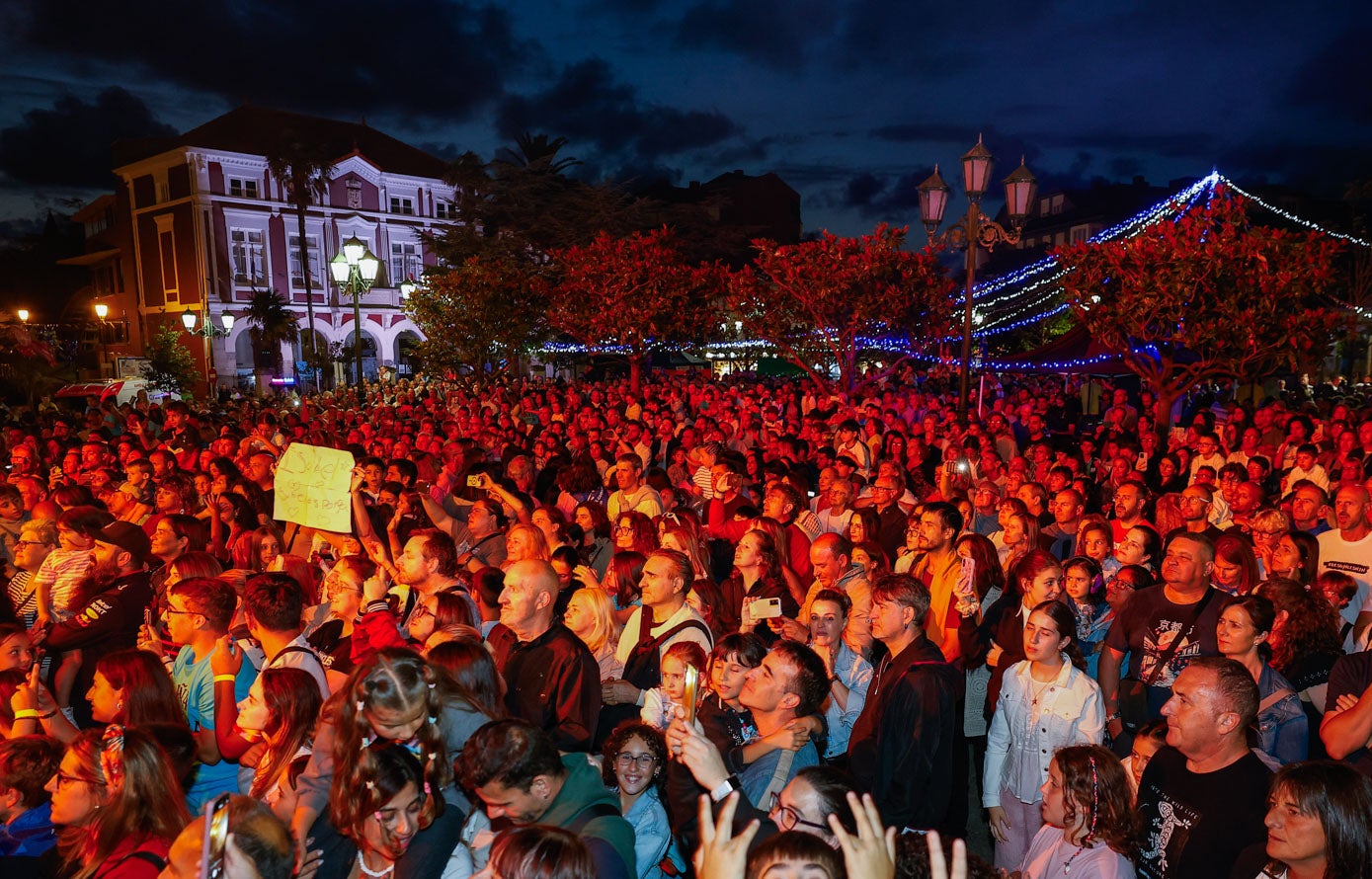 El público alumbrado por las luces del escenario.