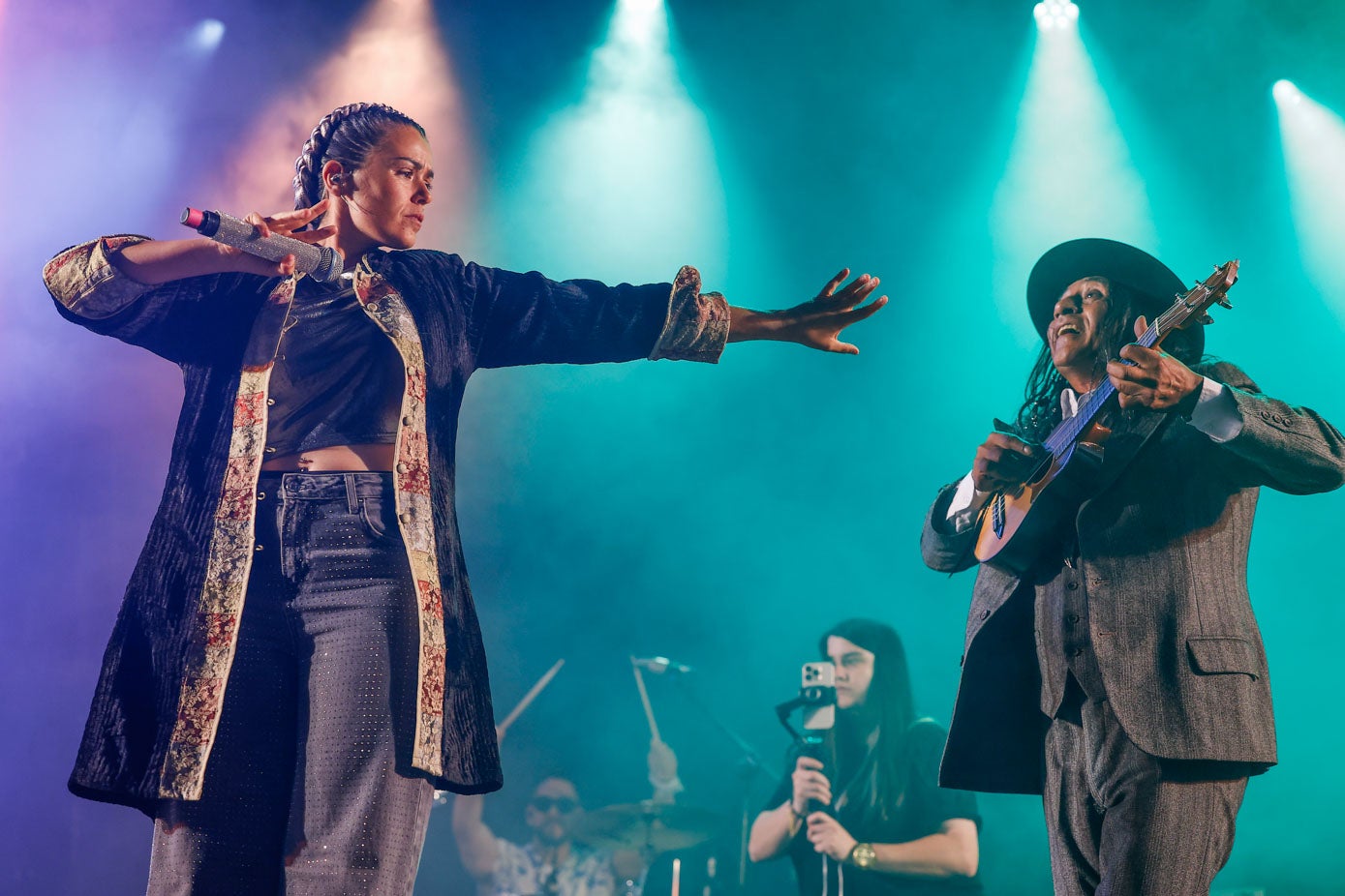 Isabel Aaiún posa ante uno de sus músicos.