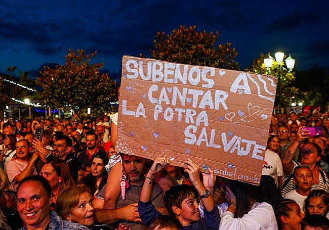 El público le pide a Isabel Aaiún que cante su canción estrella.