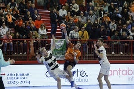 Borja Lombilla, en el partido ante el Kiel en el Trueba de la pasada Liga Europea.