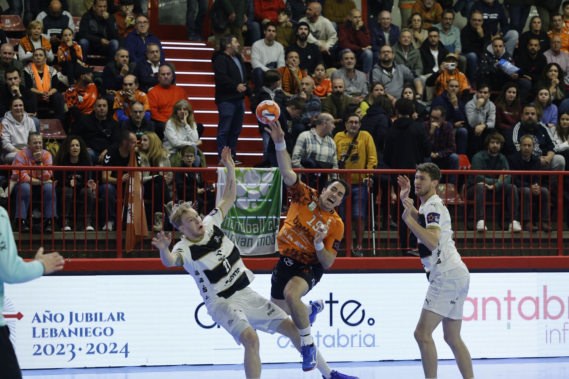 Borja Lombilla, en el partido ante el Kiel en el Trueba de la pasada Liga Europea.