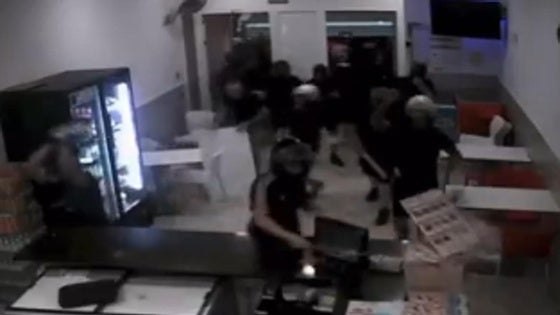 Así fue el brutal asalto a un kebab en Torre Pacheco por grupos ultras armados con bates