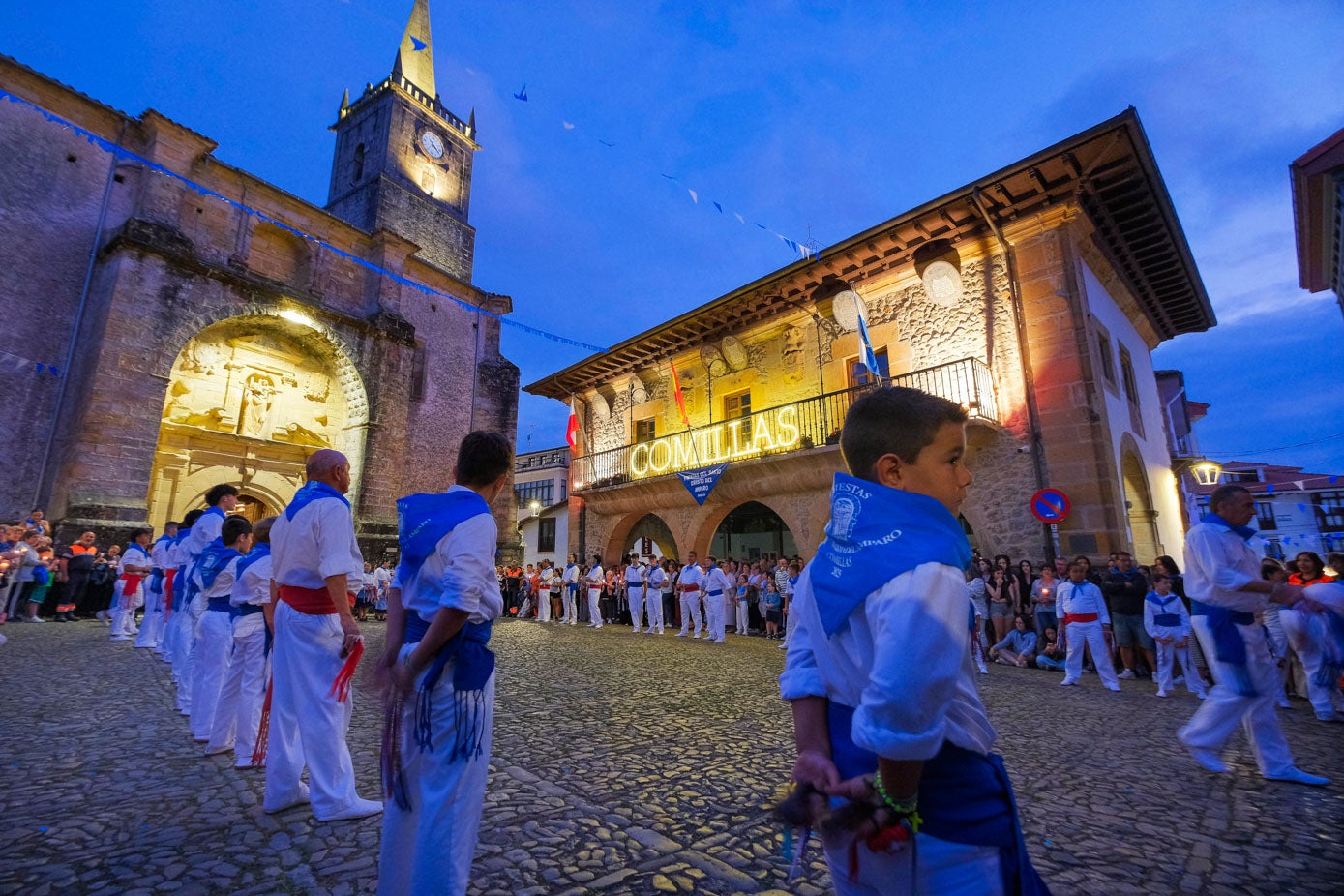 Los picayos y pandereteras aguardan a la salida del Cristo frente a la iglesia parroquial de San Cristóbal