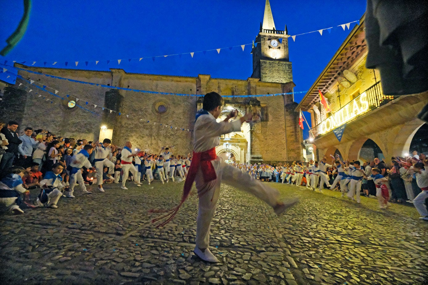 Las danzas tradicionales llenaron la plaza